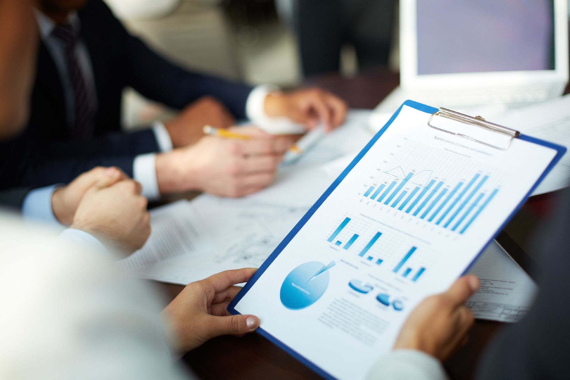 Chart showing global manufacturing price declines and rising quality risks in late 2025.