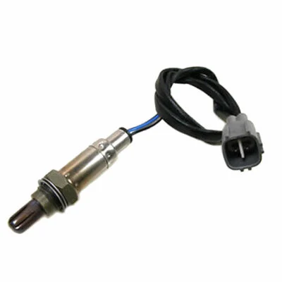 Downstream oxygen sensor with compact cylindrical metal body and narrow threaded section